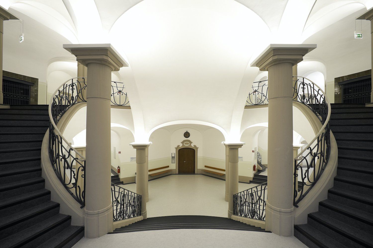 Licht statt Leuchte – Das Lichtkonzept stellt den historischen Bau des Amtsgerichtes in den Mittelpunkt / Foto www.tompflaum.com