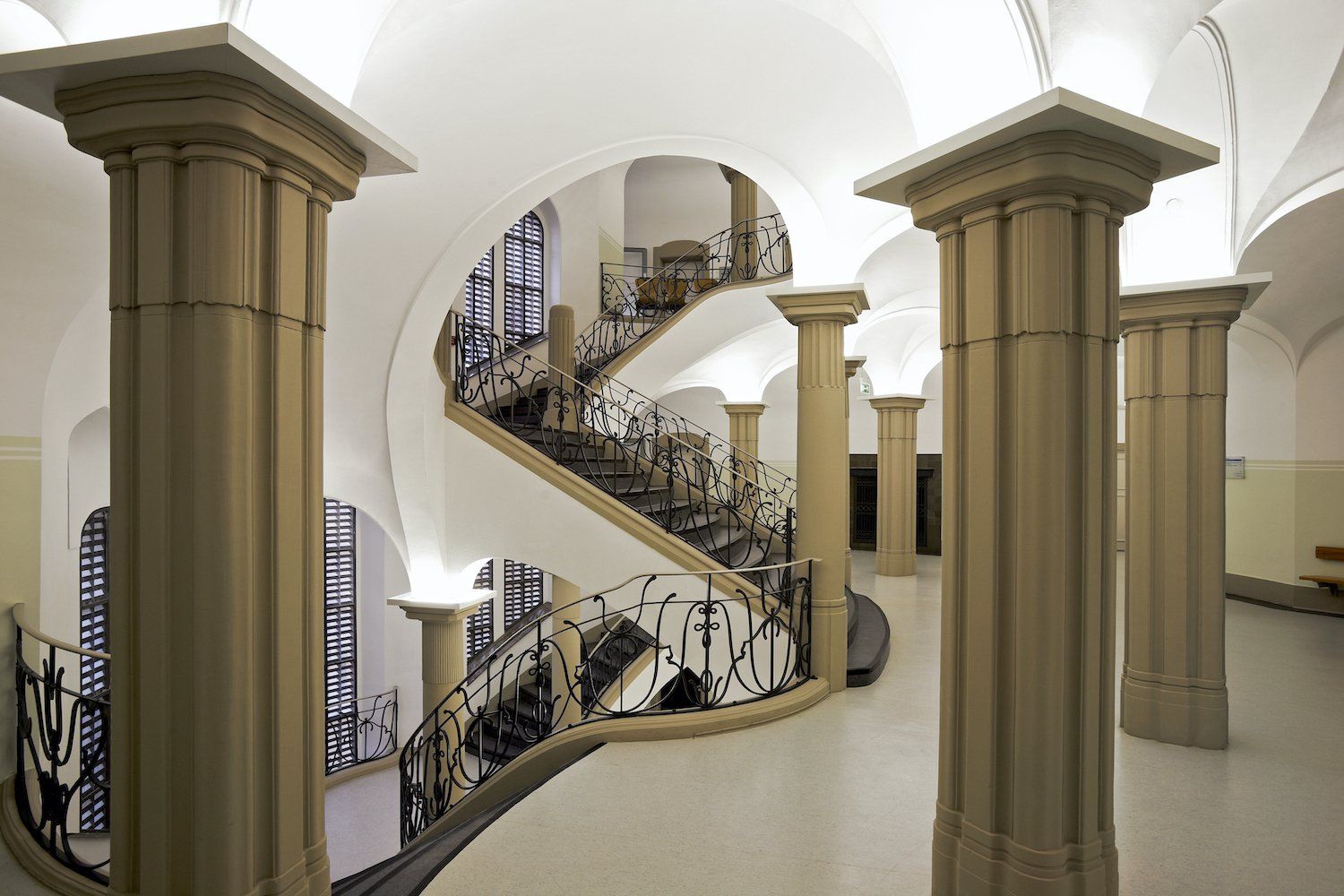 Licht statt Leuchte – Das Lichtkonzept stellt den historischen Bau des Amtsgerichtes in den Mittelpunkt / Foto www.tompflaum.com