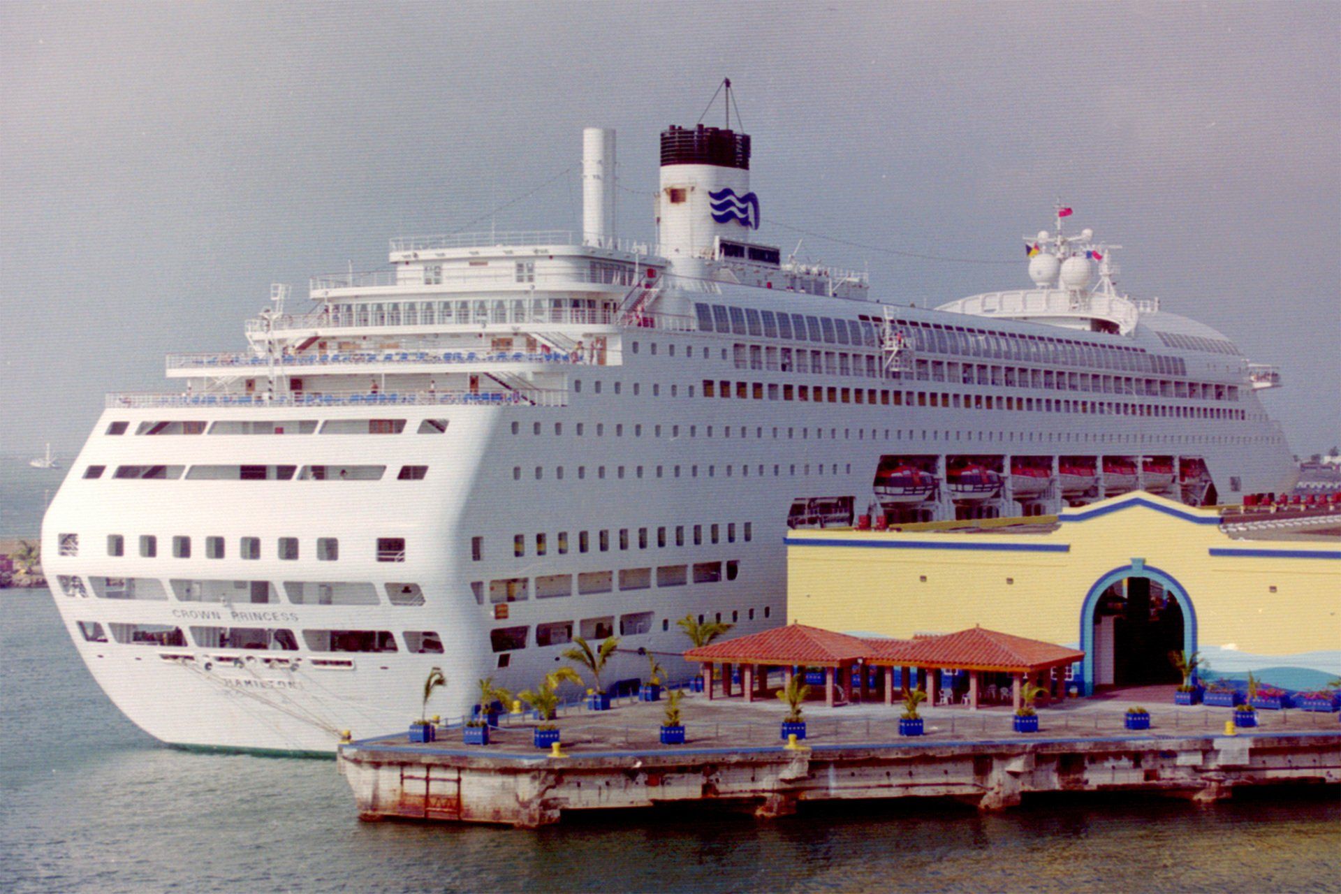 Die CROWN PRINCESS von P&O in Cristobal/Colon in Panama am 12.02.2001 Die CROWN PRINCESS von P&O in Cristobal/Colon in Panama am 12.02.2001