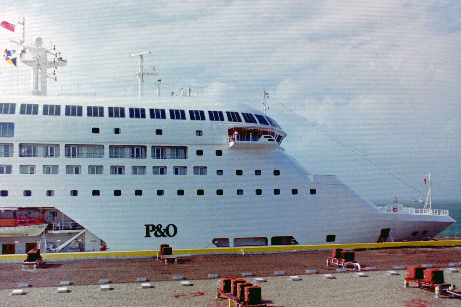 Die CROWN PRINCESS von P&O in Cristobal/Colon in Panama am 12.02.2001 Die CROWN PRINCESS von P&O in Cristobal/Colon in Panama am 12.02.2001