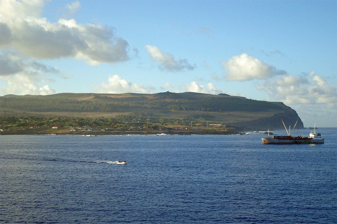 Hanga Roa (Vordergrund) und Vulkan Rano Kao (Hintergrund rechts)