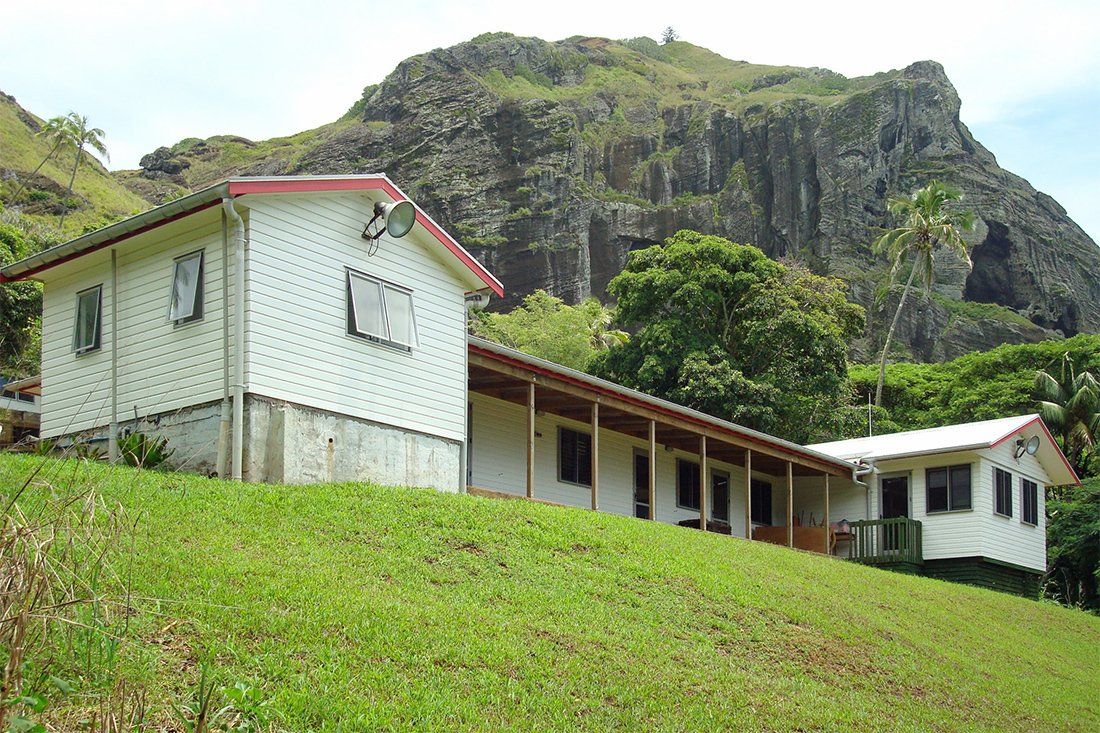 School house - Die Schule von Pitcairn (im Hintergrund ist Christian´s Cave zu erkennen)