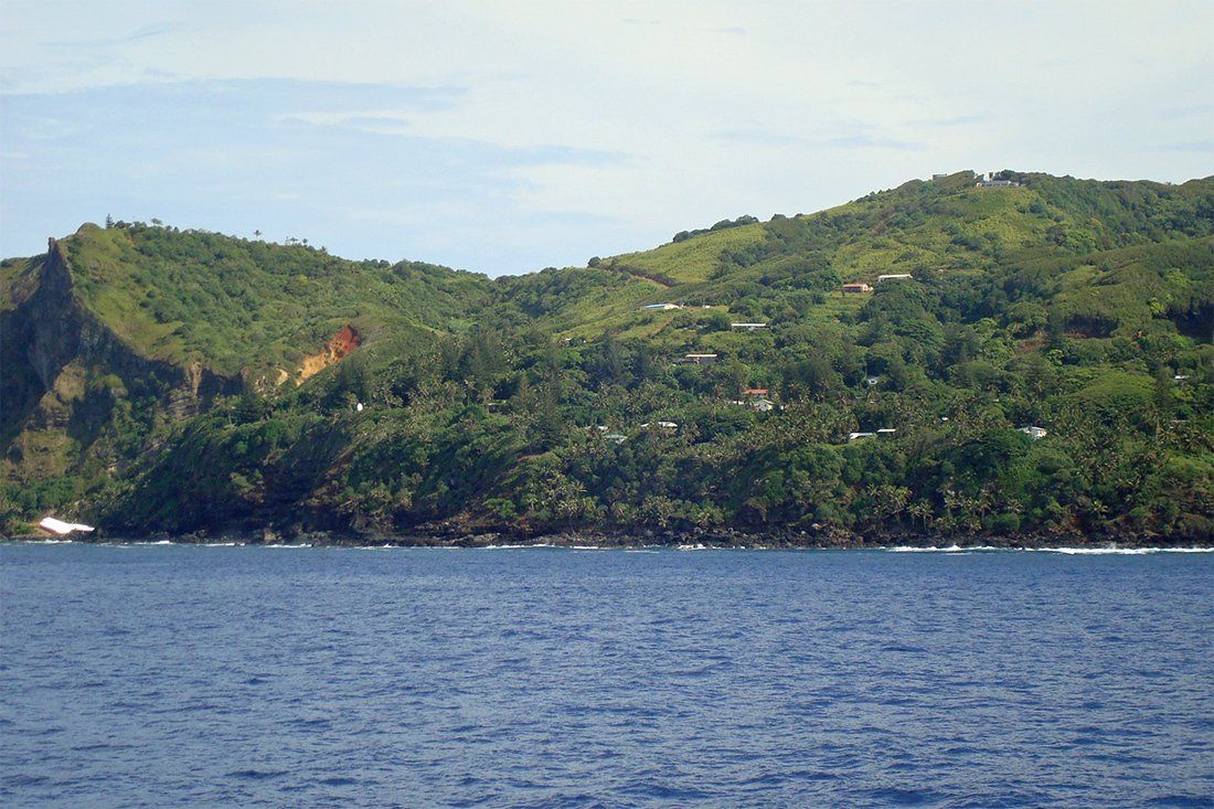 Blick auf Adamstown (Mitte) und den Anleger (links) Blick auf Adamstown (Mitte) und den Anleger (links)