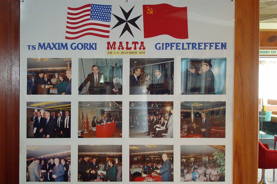 Erinnerungstafel anlässlich des Gipfeltreffens zwischen George Bush Sr. und Michail Gorbatschow vor Malta im Jahr 1989