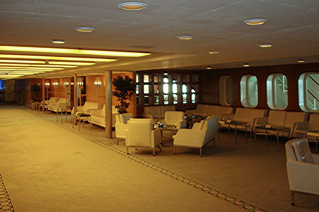 Die Galerie (Flaniermeile) auf dem Promenaden-Deck (Deck 8) Die Galerie (Flaniermeile) auf dem Promenaden-Deck (Deck 8)