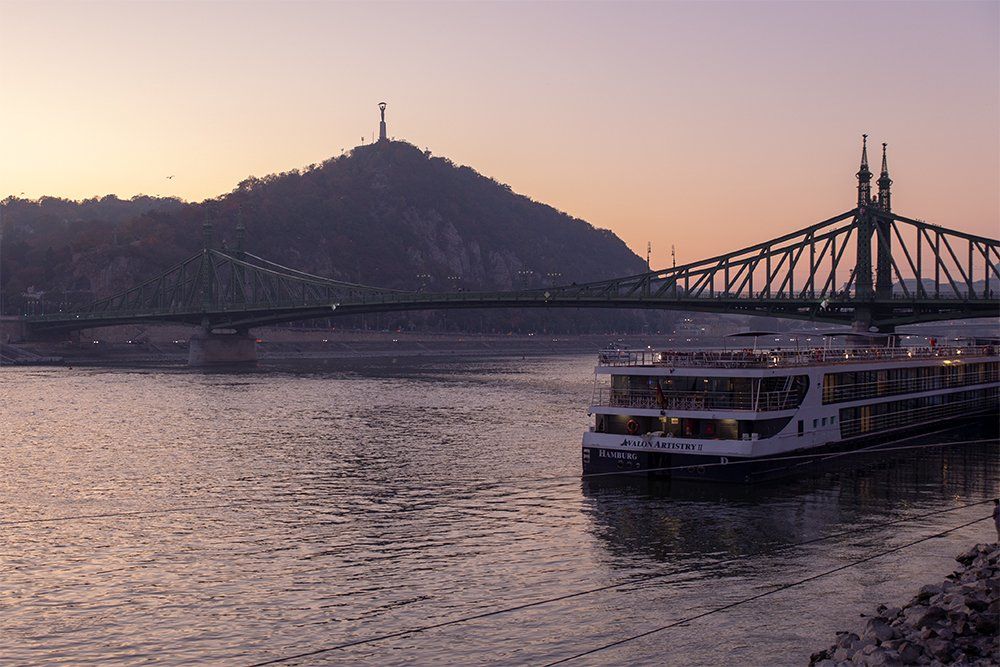 Freiheitsbrücke mit dem Gellértberg und der Freiheitsstatue