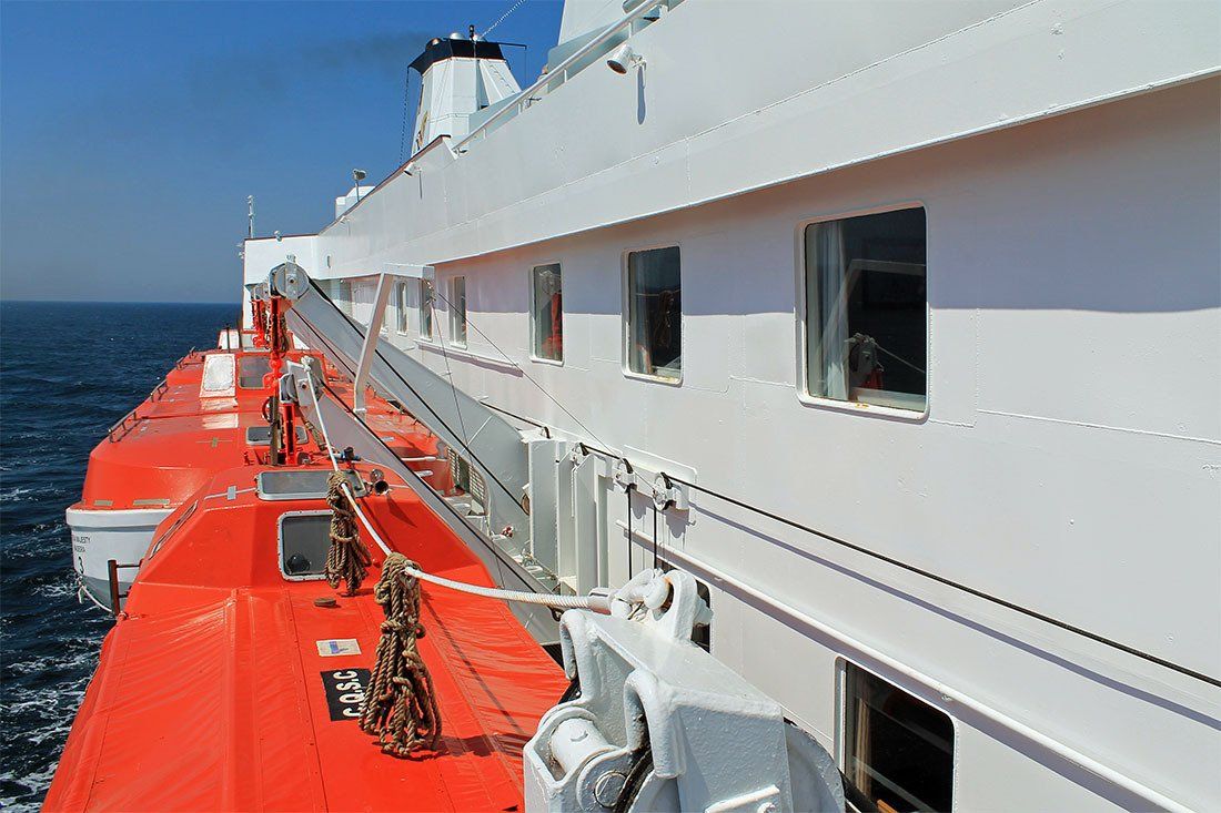 Die untere Fensterreihe (unmittelbar hinter den Rettungsbooten) gehört zur Kabinenkategorie 5, die darüber zur Kabinenkategorie 11. Die untere Fensterreihe (unmittelbar hinter den Rettungsbooten) gehört zur Kabinenkategorie 5, die darüber zur Kabinenkategorie 11.