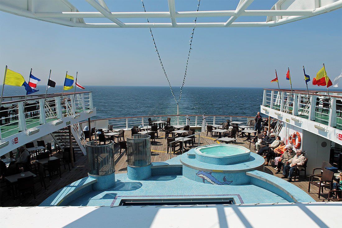 Blick vom Sapphire Deck auf das Aquamarine Deck Blick vom Sapphire Deck auf das Aquamarine Deck