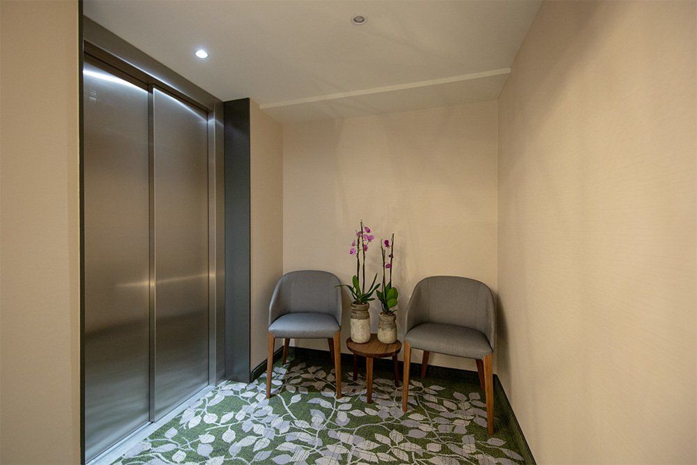 Aufzug/Sitzgruppe auf dem Oriondeck der ALENA