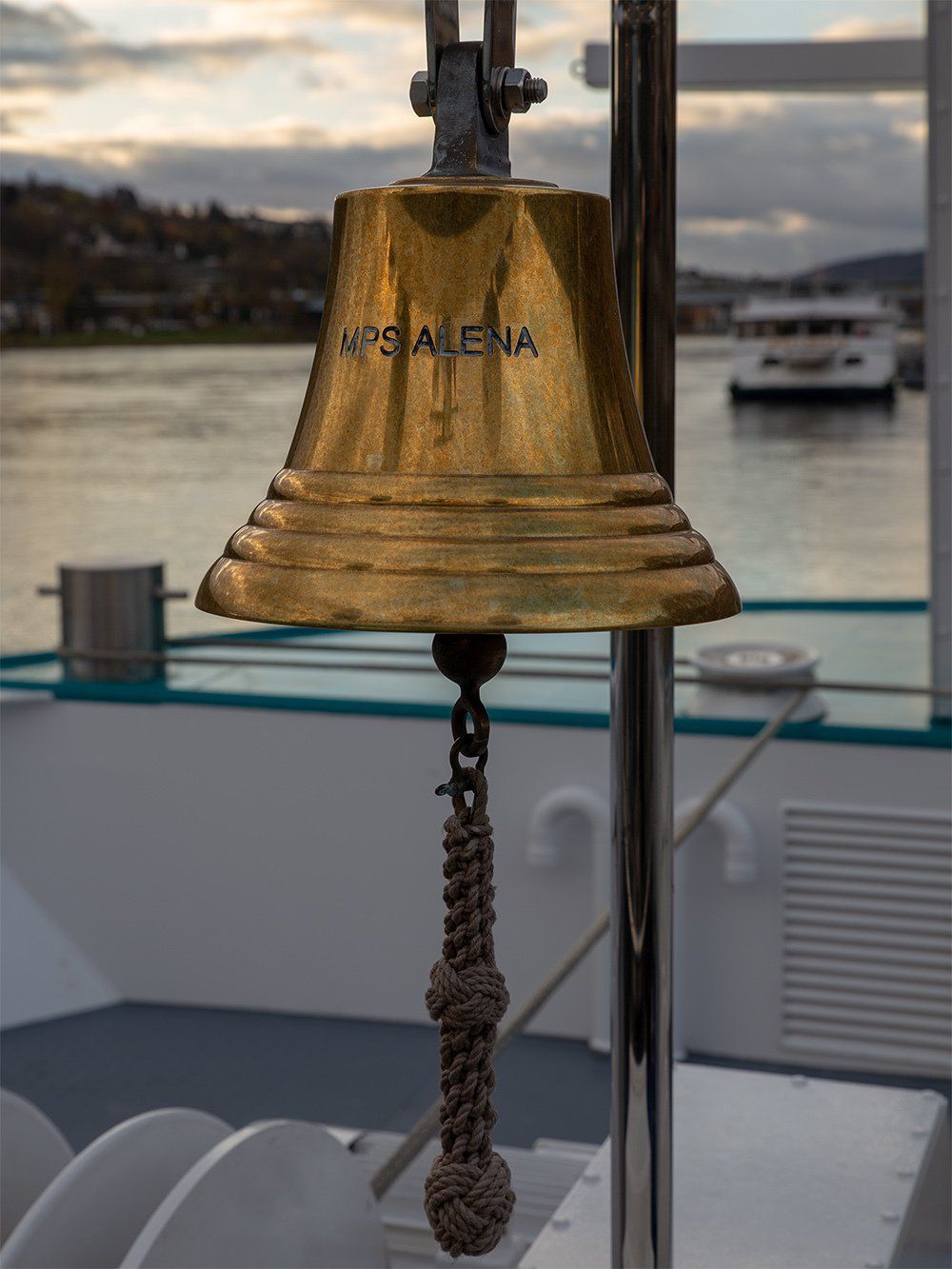 Die Schiffsglocke der ALENA am Bug Die Schiffsglocke der ALENA am Bug