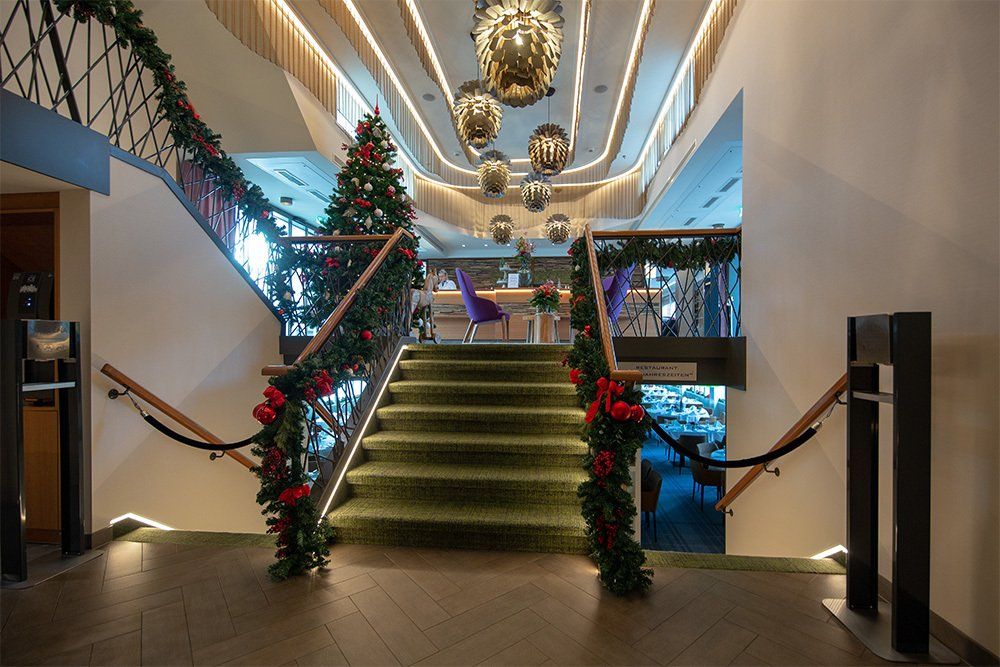 Lobby/Treppenhaus auf dem Saturndeck der ALENA