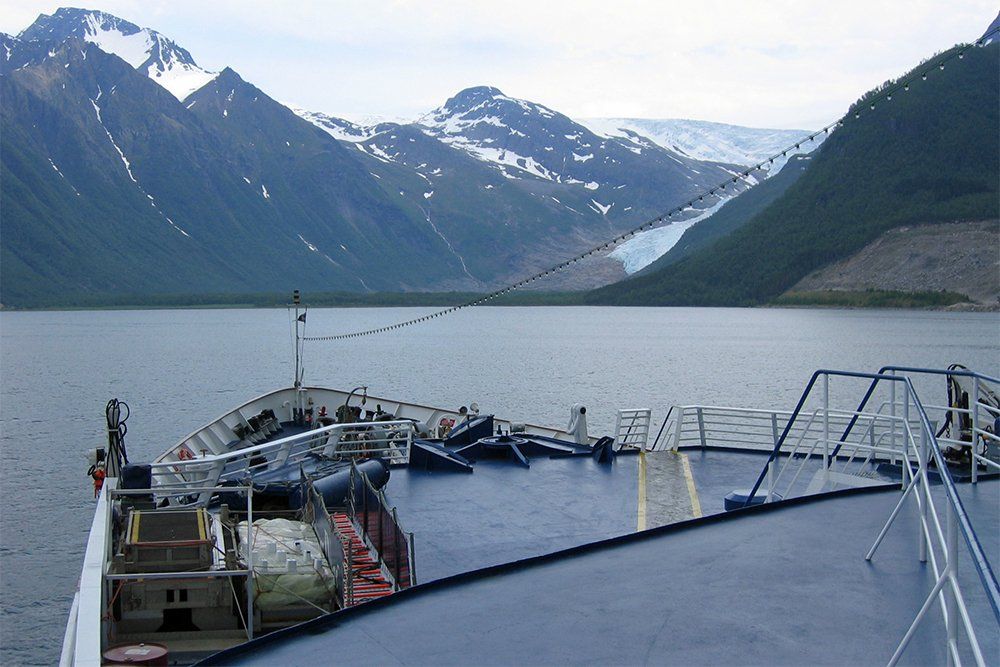 Blick von der Brücke über das Vorschiff auf den Svartisen Gletscher