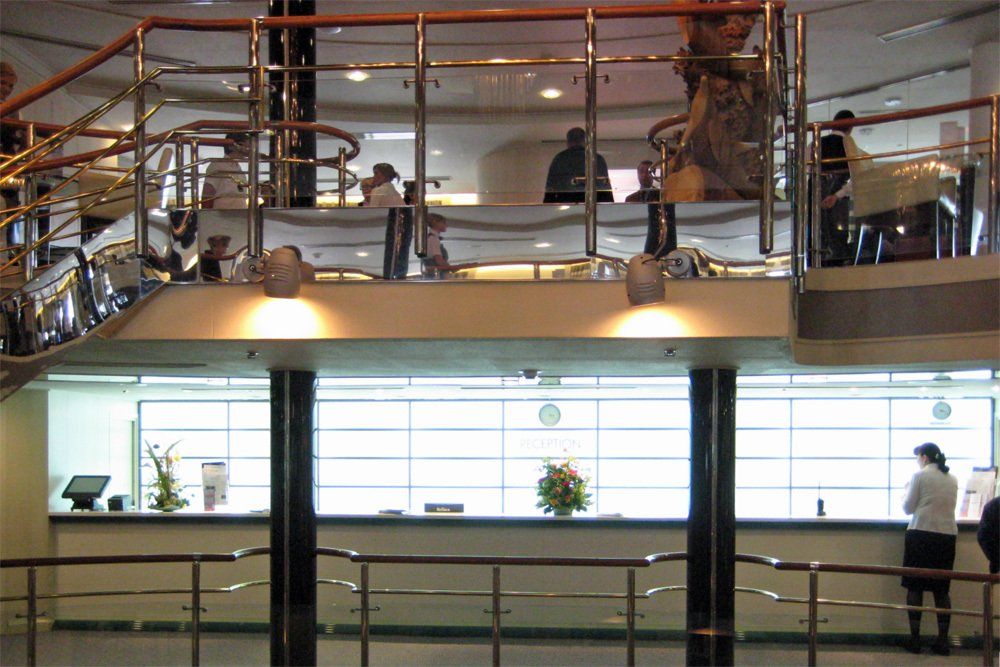 Die Rezeption im Hansa Atrium der DELPHIN VOYAGER