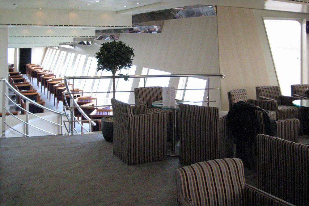 Die Panorama Bar (Blick von vorne in den linken Seitenbereich) der DELPHIN VOYAGER