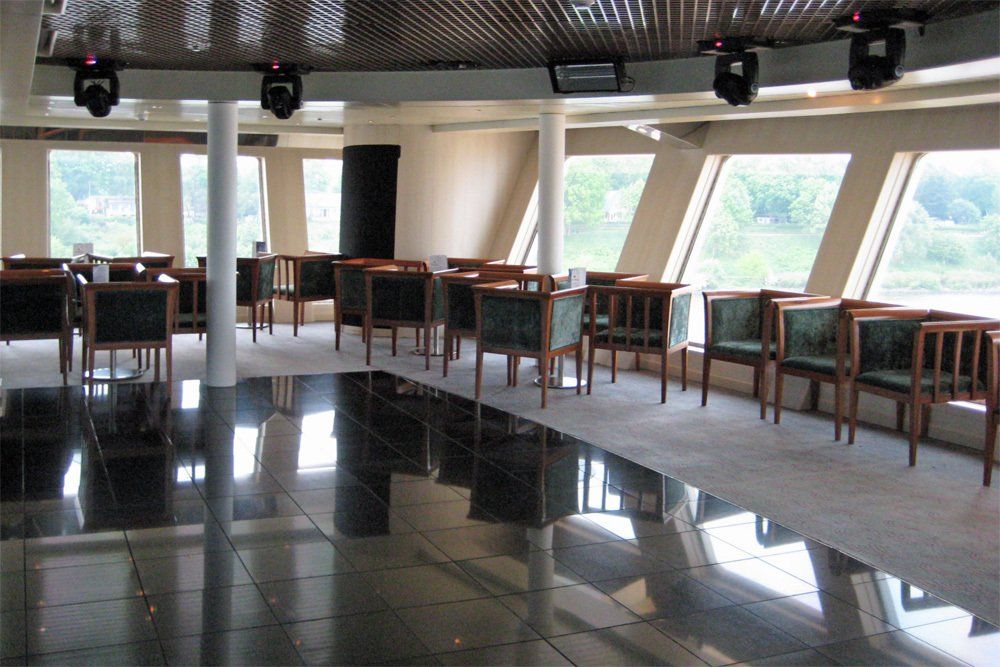 Die Panorama Bar (hinterer Bereich) der DELPHIN VOYAGER