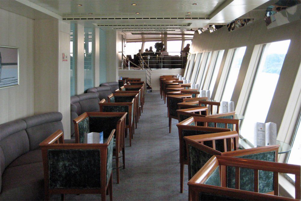 Die Panorama Bar (Blick von hinten in den rechten Seitenbereich) der DELPHIN VOYAGER