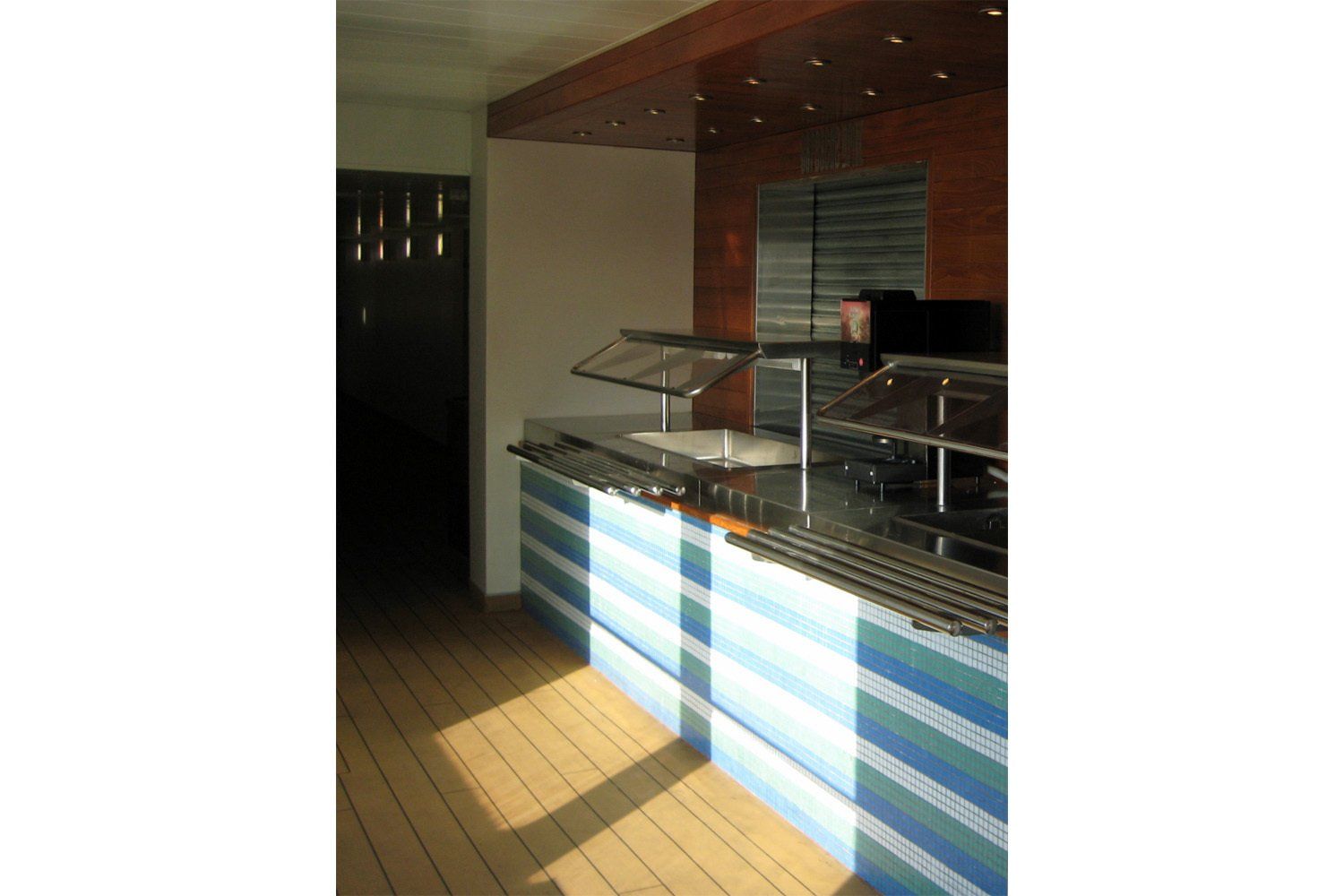 Der Grill auf dem Pooldeck