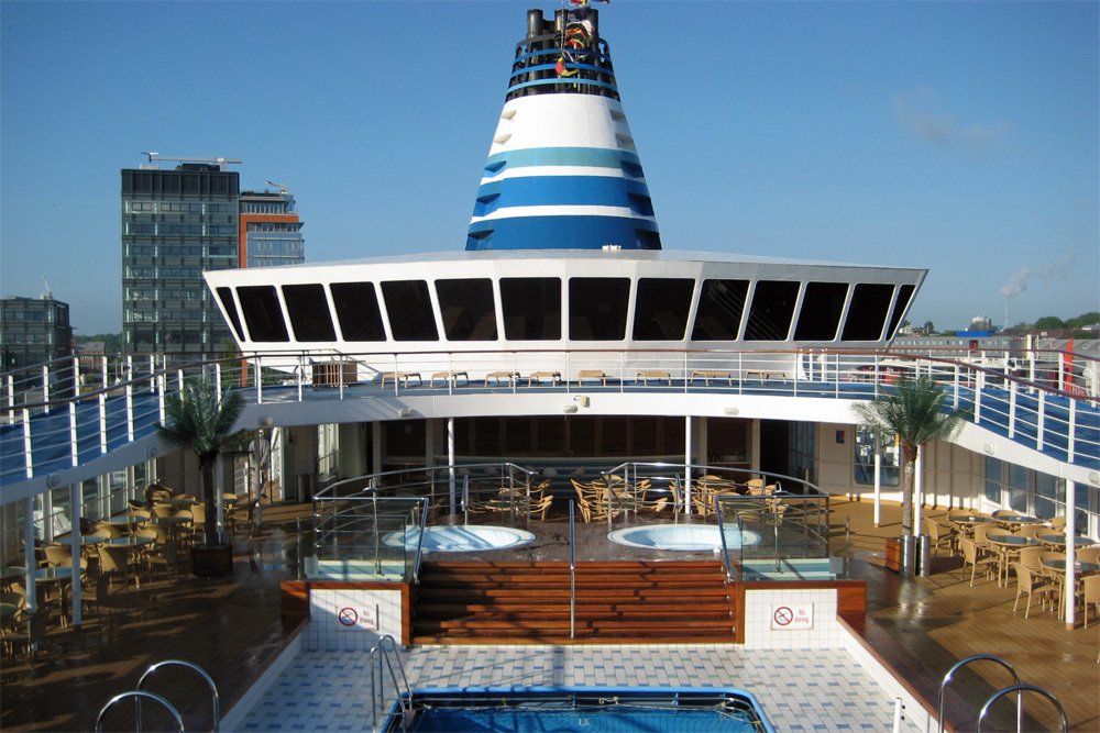 Der Poolbereich der DELPHIN VOYAGER