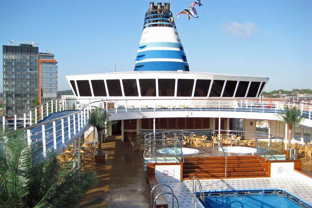 Der Poolbereich der DELPHIN VOYAGER