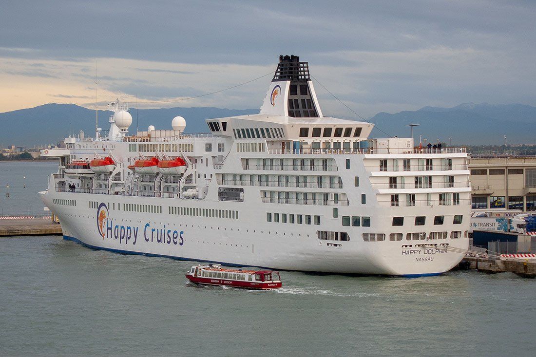 HAPPY DOLPHIN von Happy Cruises/Quail Cruises am 10.10.2011 in Venedig HAPPY DOLPHIN von Happy Cruises/Quail Cruises am 10.10.2011 in Venedig