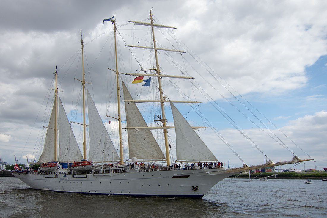 Vorstagsegel, Großstagsegel, Kreuzstagsegel, Besanstagsegel und Besan sind gesetzt (v.r.n.l.) Vorstagsegel, Großstagsegel, Kreuzstagsegel, Besanstagsegel und Besan sind gesetzt (v.r.n.l.)