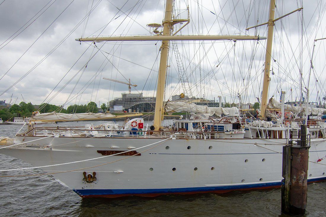 Das Vordeck, die Brücke und die Kabinen auf dem Hauptdeck (v.l.n.r.) Das Vordeck, die Brücke und die Kabinen auf dem Hauptdeck (v.l.n.r.)