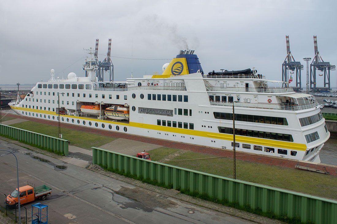 MS HAMBURG am 06.06.2015 in der Bremerhavener Nordschleuse MS HAMBURG am 06.06.2015 in der Bremerhavener Nordschleuse