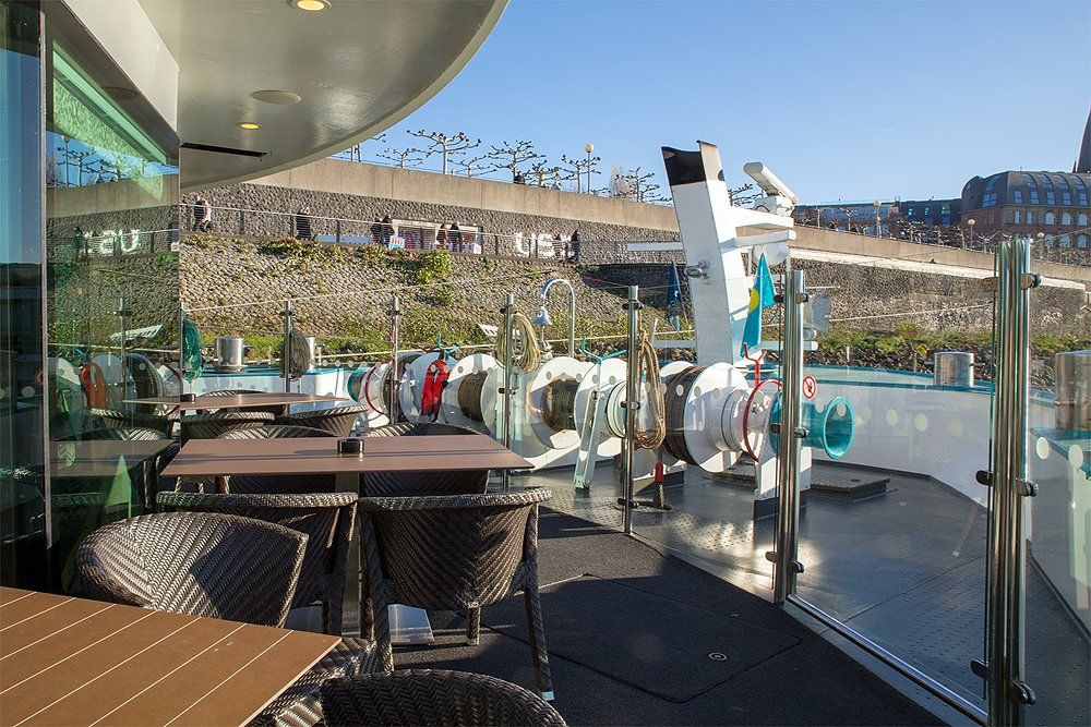 Die Panorama Terrasse der ANESHA von Phoenix Reisen