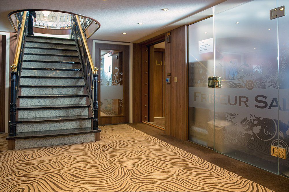 Eingang zum Friseur Salon der ANESHA von Phoenix Reisen