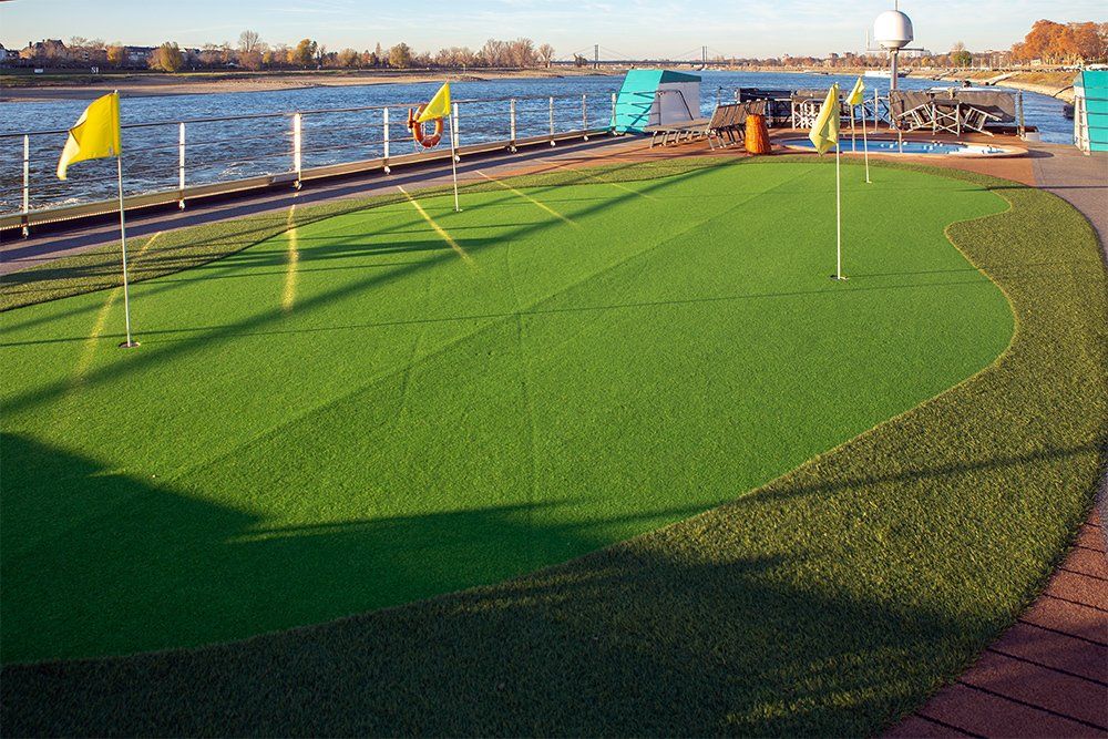 Putting Green auf dem Sonnendeck der ANESHA von Phoenix Reisen