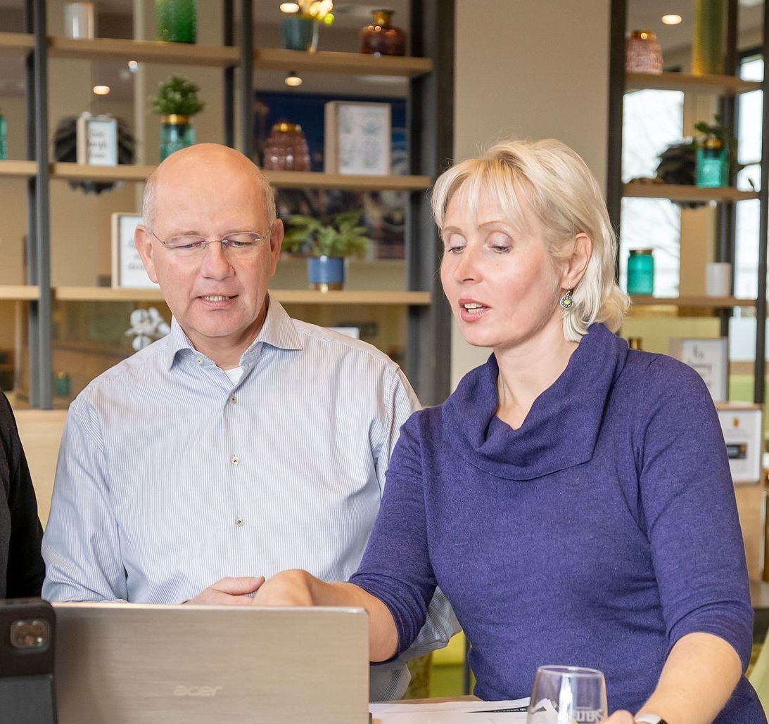 Honorarberater mit Kunden Beratungsgespräch Finanzberatung