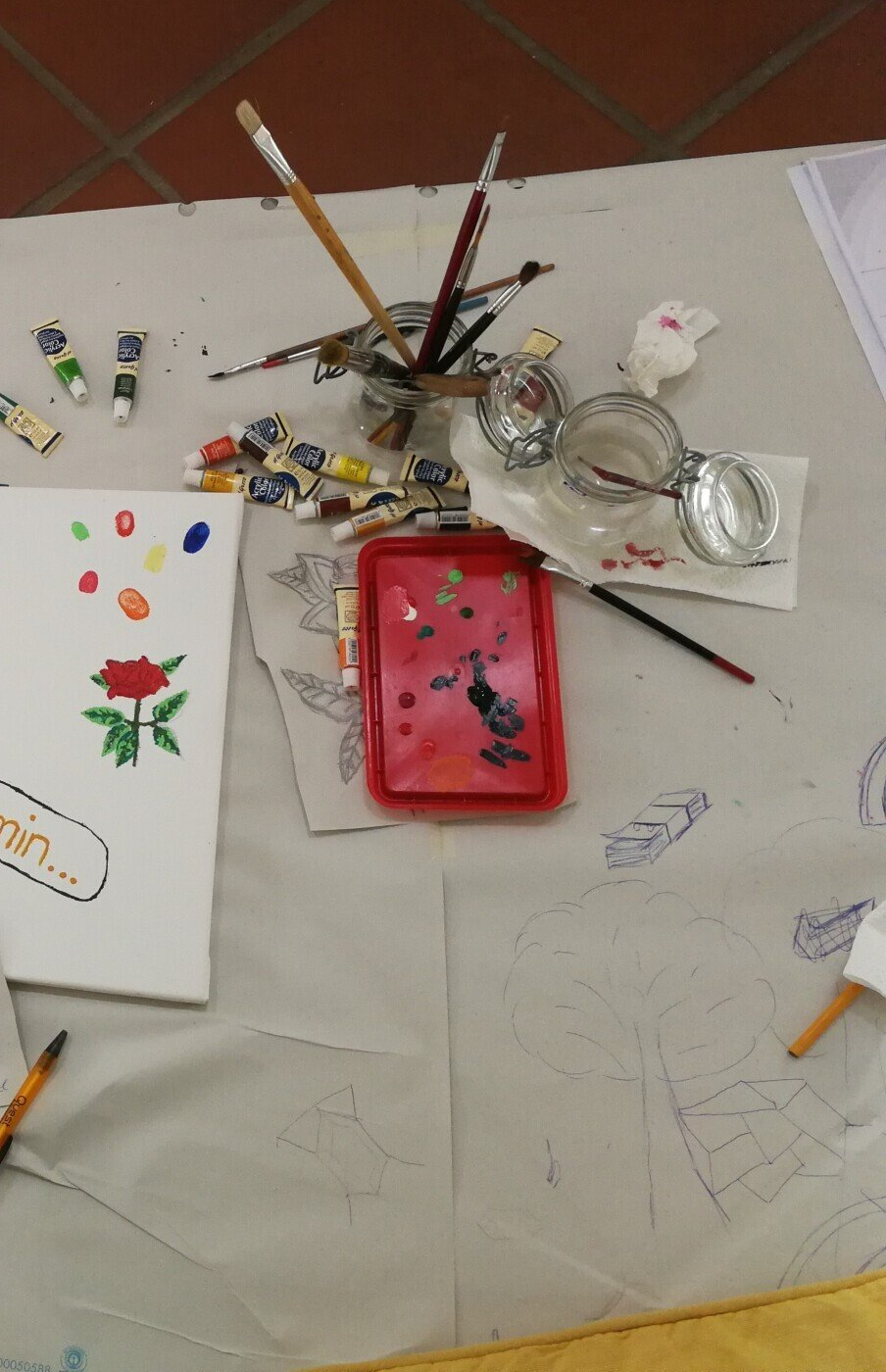 Pinsel, Farbe und Becher zur Kreativitätsentwicklung