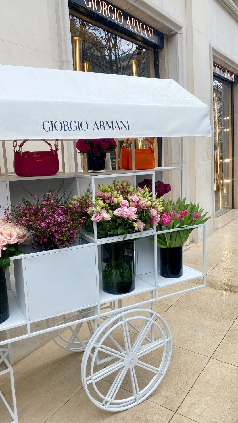 La charrette blanche Maison Sash décorée avec des fleurs en hommage aux femmes lors de la journée internationale des femmes