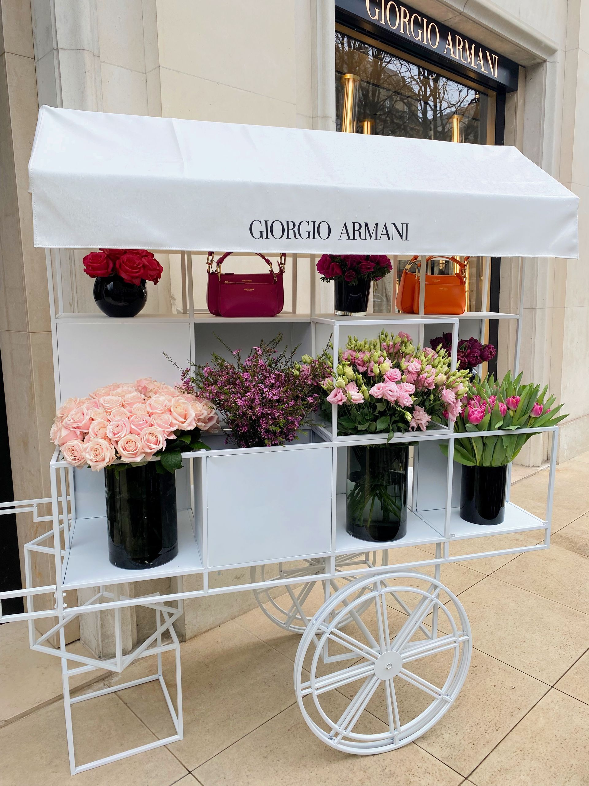 Charrette blanche joliment décorée par les équipes Giorgio Armani avenue Montaigne