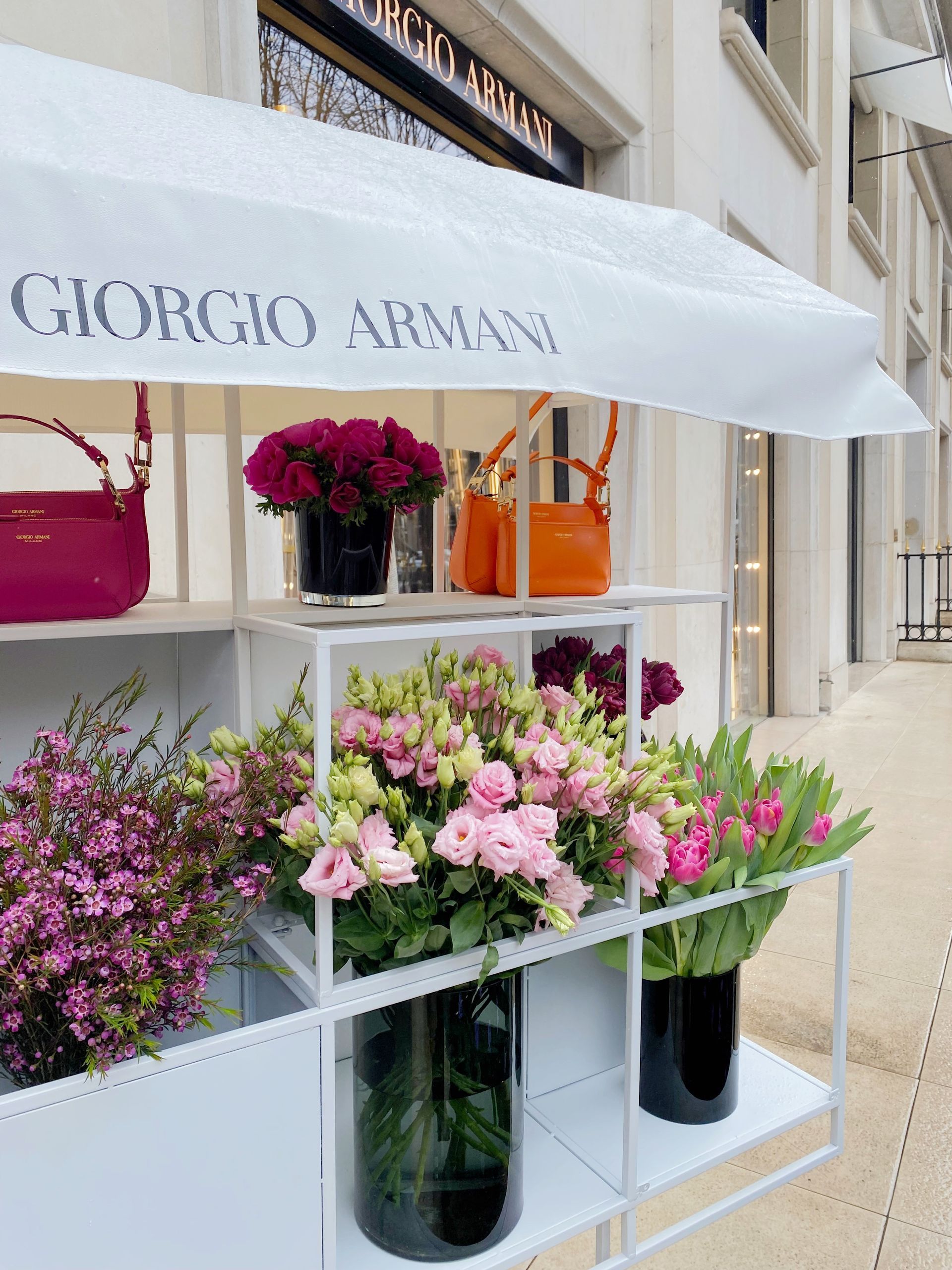 Décoration de la charrette blanche Maison Sash lors de la journée internationale de la femme sur la boutique Giorgio Armani