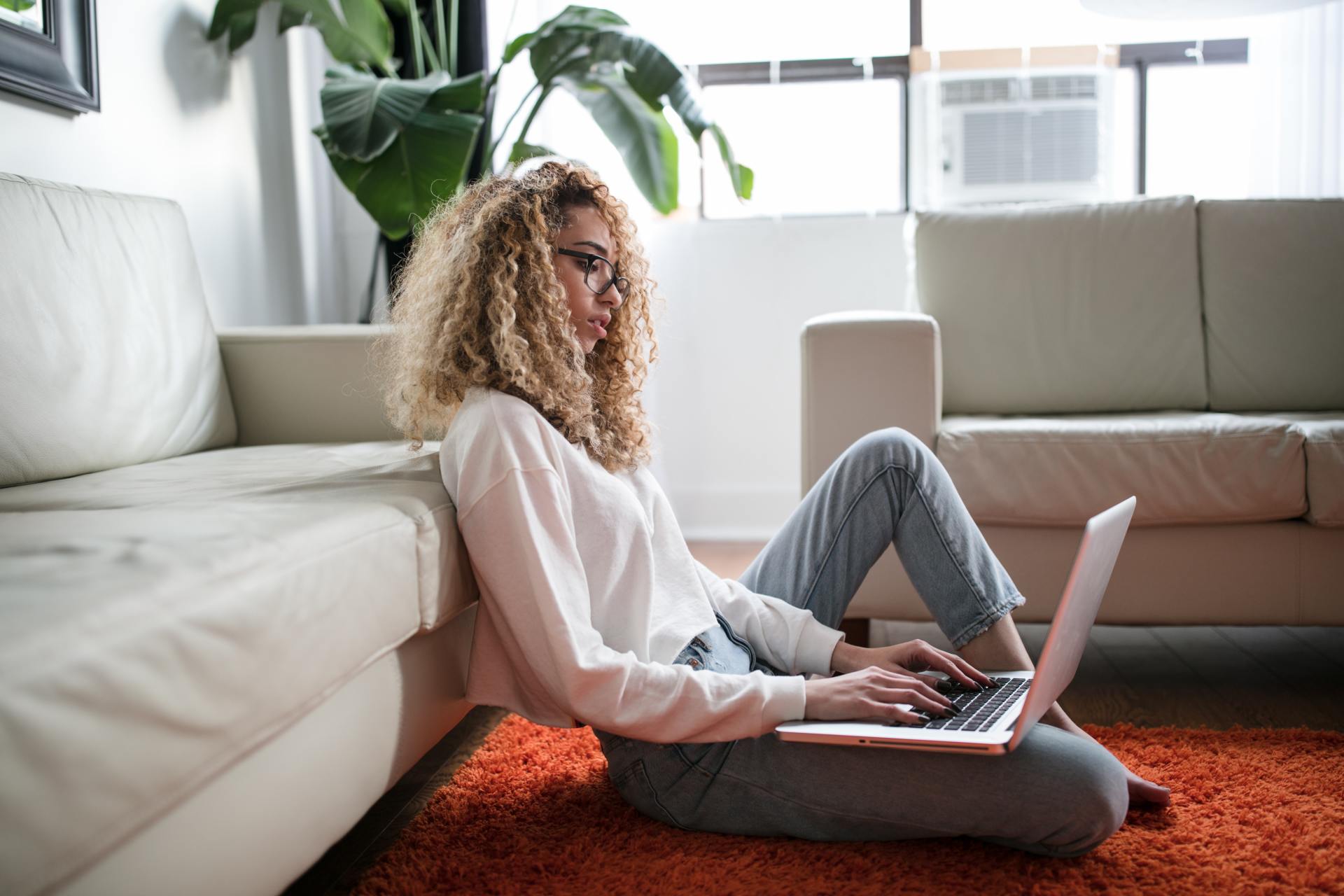 Femme travaillant chez elle sur ordinateur