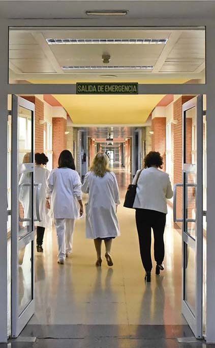 Fotografía de un pasillo de hospital Custodia Ponce con las doctoras