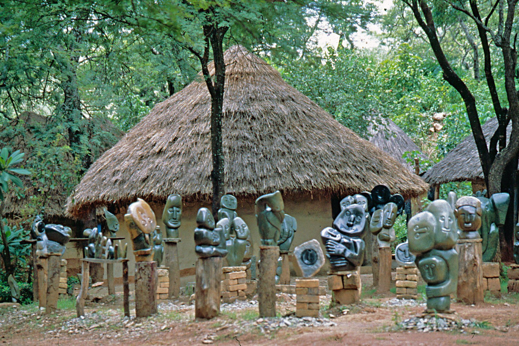 Skulpturenausstellung im Bildhauerdorf Tengenenge