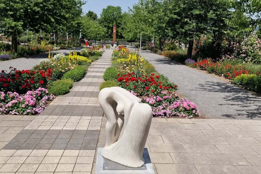 Shonaskulpturen im Europarosarium Sangerhausen Shonaskulpturen im Europarosarium Sangerhausen