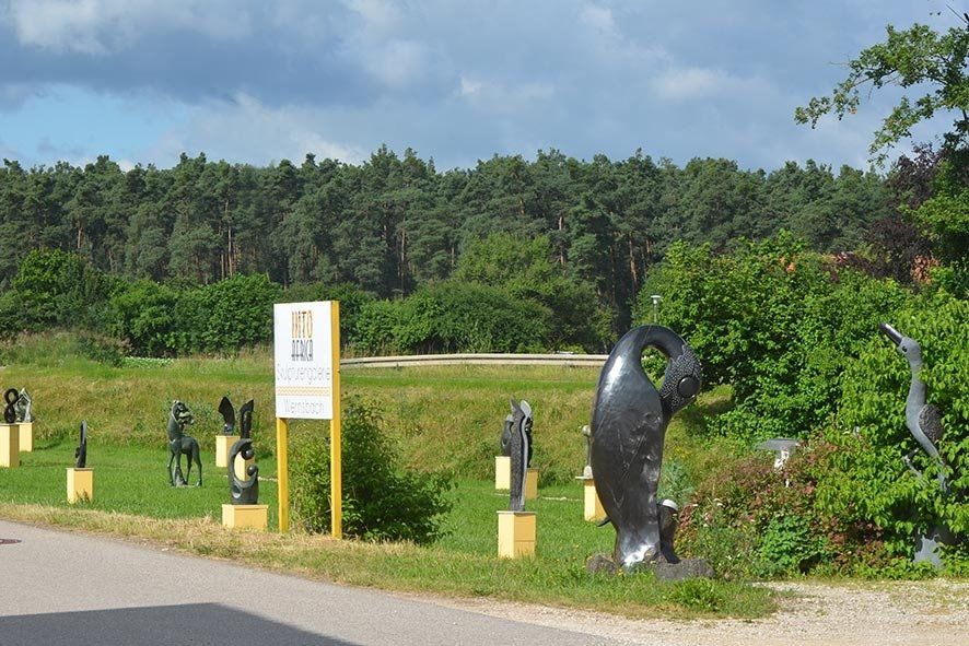Open Air Galerie im Frühling Link zu Shona Art in der Into Africa Open Air Ausstellung im Frühling