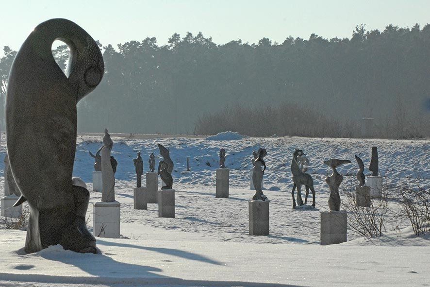 Open Air Galerie im Winter Link zu Shona Art in der Into Africa Open Air Ausstellung im Winter