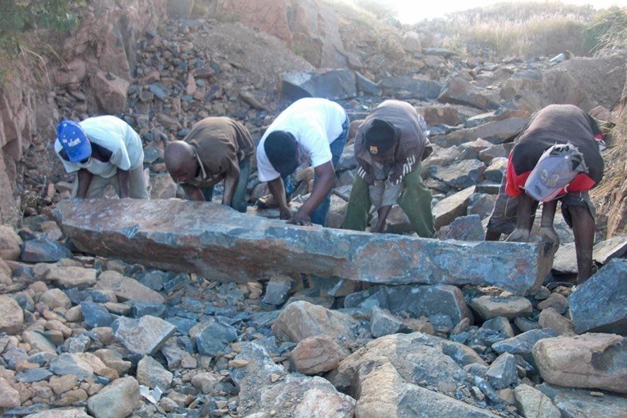 Bildhauer in Zimbabwe beim Verladen von Rohstein