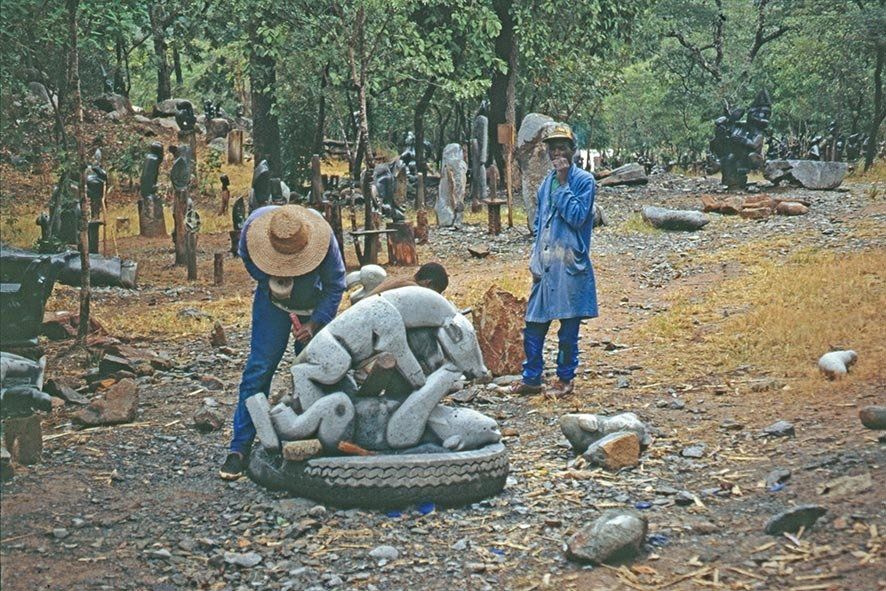 Bildhauer bei der Arbeit im Bildhauerdorf Tengenenge