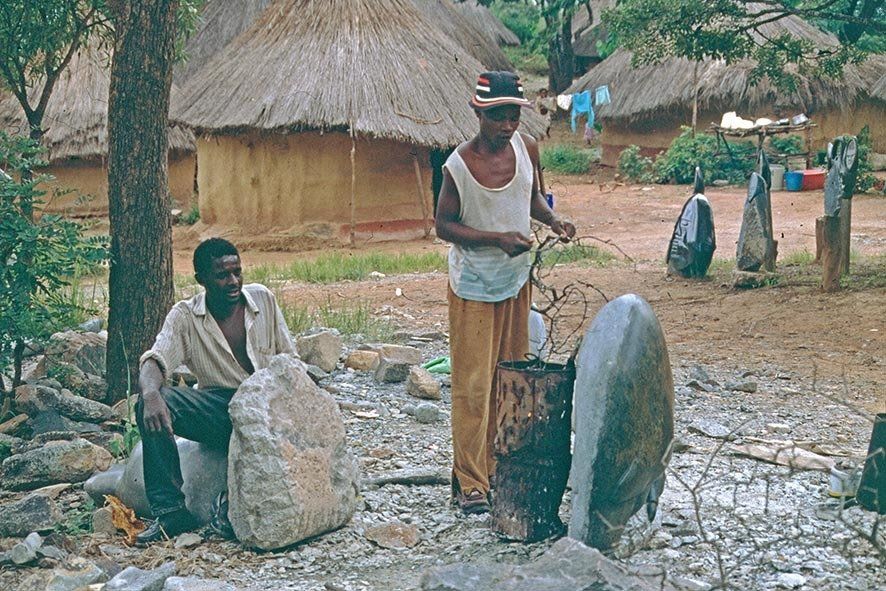 Bildhauer bei der Arbeit im Bildhauerdorf Tengenenge