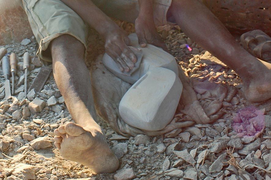 Bildhauer bei der Arbeit im Bildhauerdorf Tengenenge