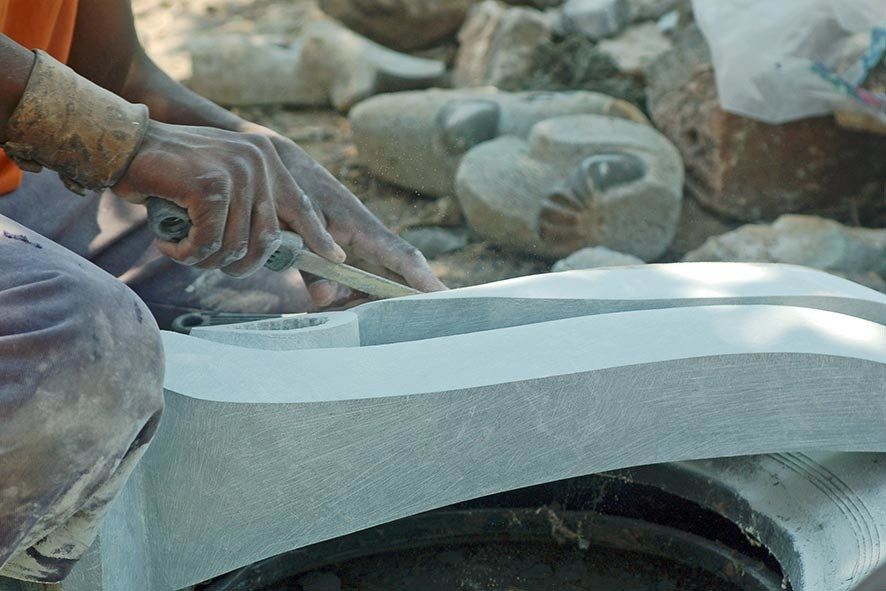 Bildhauer bei der Arbeit im Bildhauerdorf Tengenenge