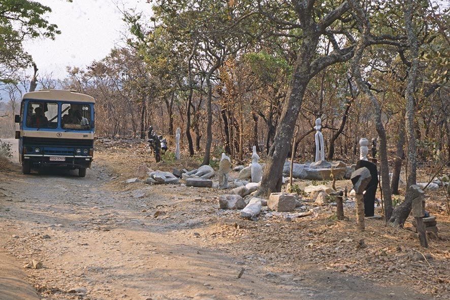 Schulbus im Bildhauerdorf Tengenenge