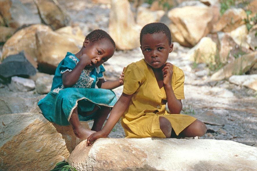 Töchter von Bernard Matemera im Bildhauerdorf Tengenenge