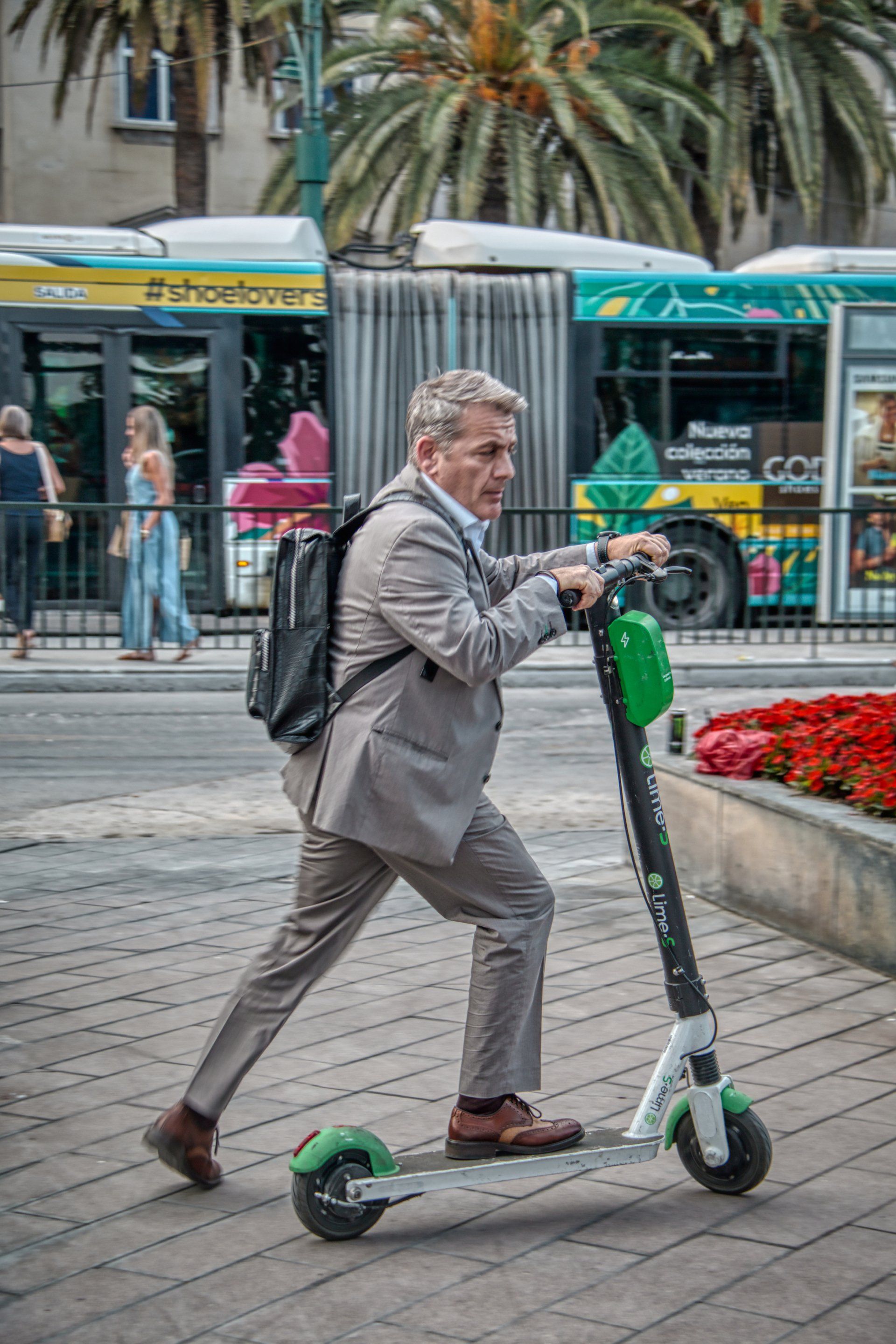 Hombre con patinete mayor 50 años