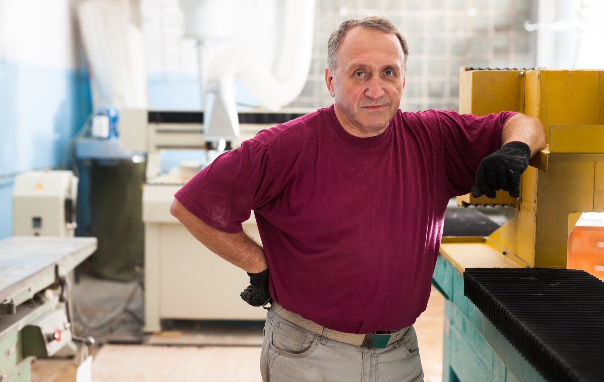 Hombre con trabajo a los 50 años